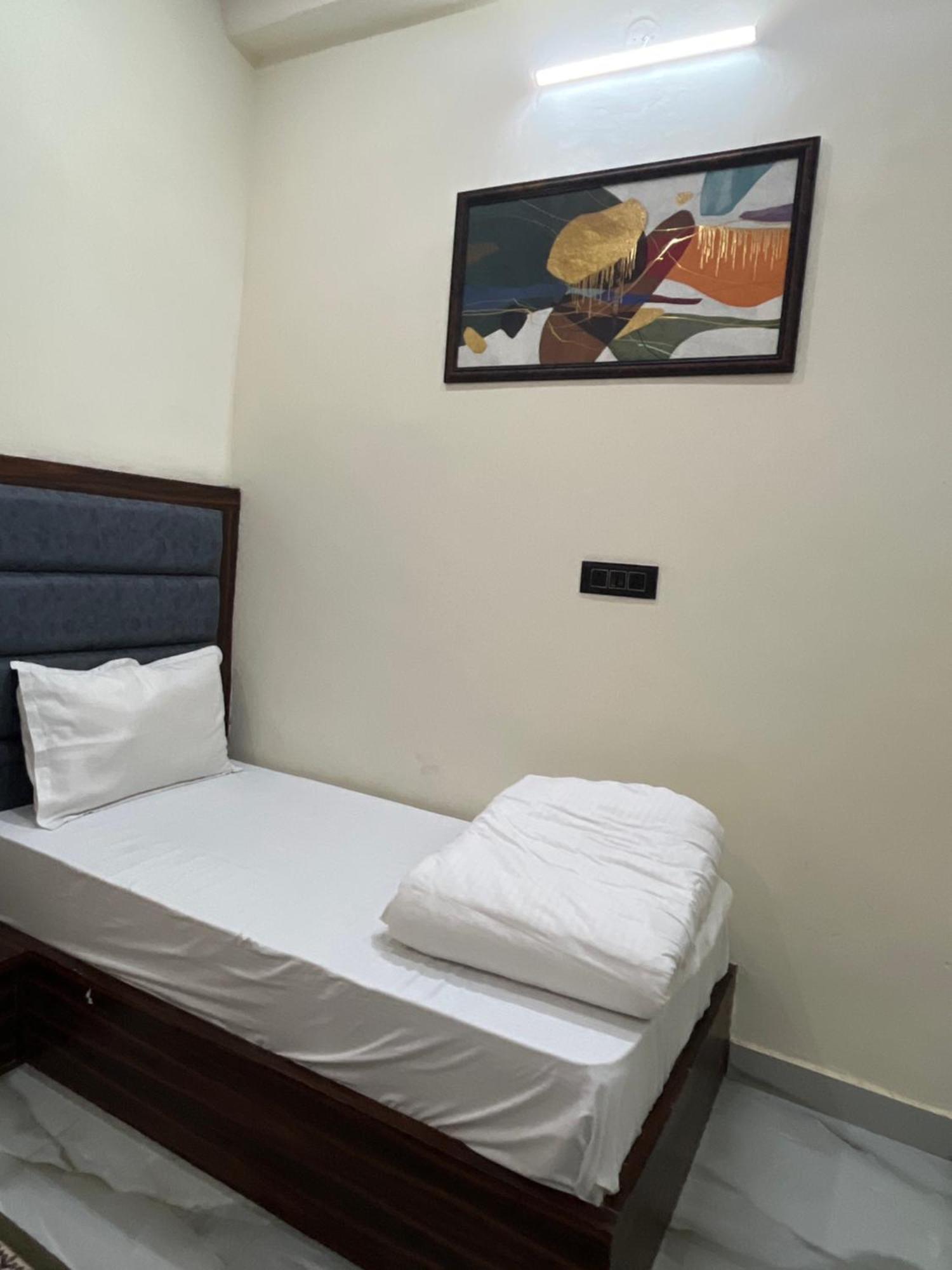 Hotel Snow White Budget Family Rooms - In House Parking - 5G Wifi- Gyser Facility Tājganj Exteriér fotografie
